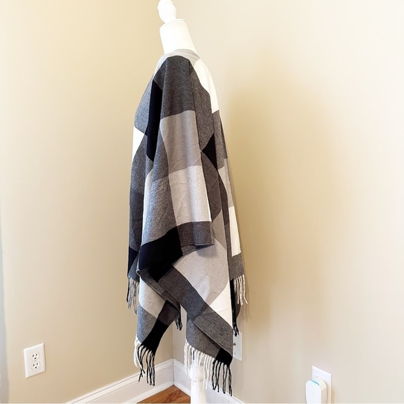 Adrienne Vittadini Plaid Black Gray Fringe Wrap NWT - Picture 2 of 7
